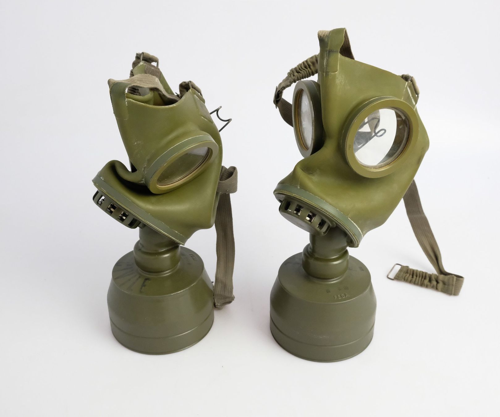 Ausrüstung & Ersatzteile: Zwei Schweizer Armee Gasmasken – Gebraucht aus Volketswil von  1