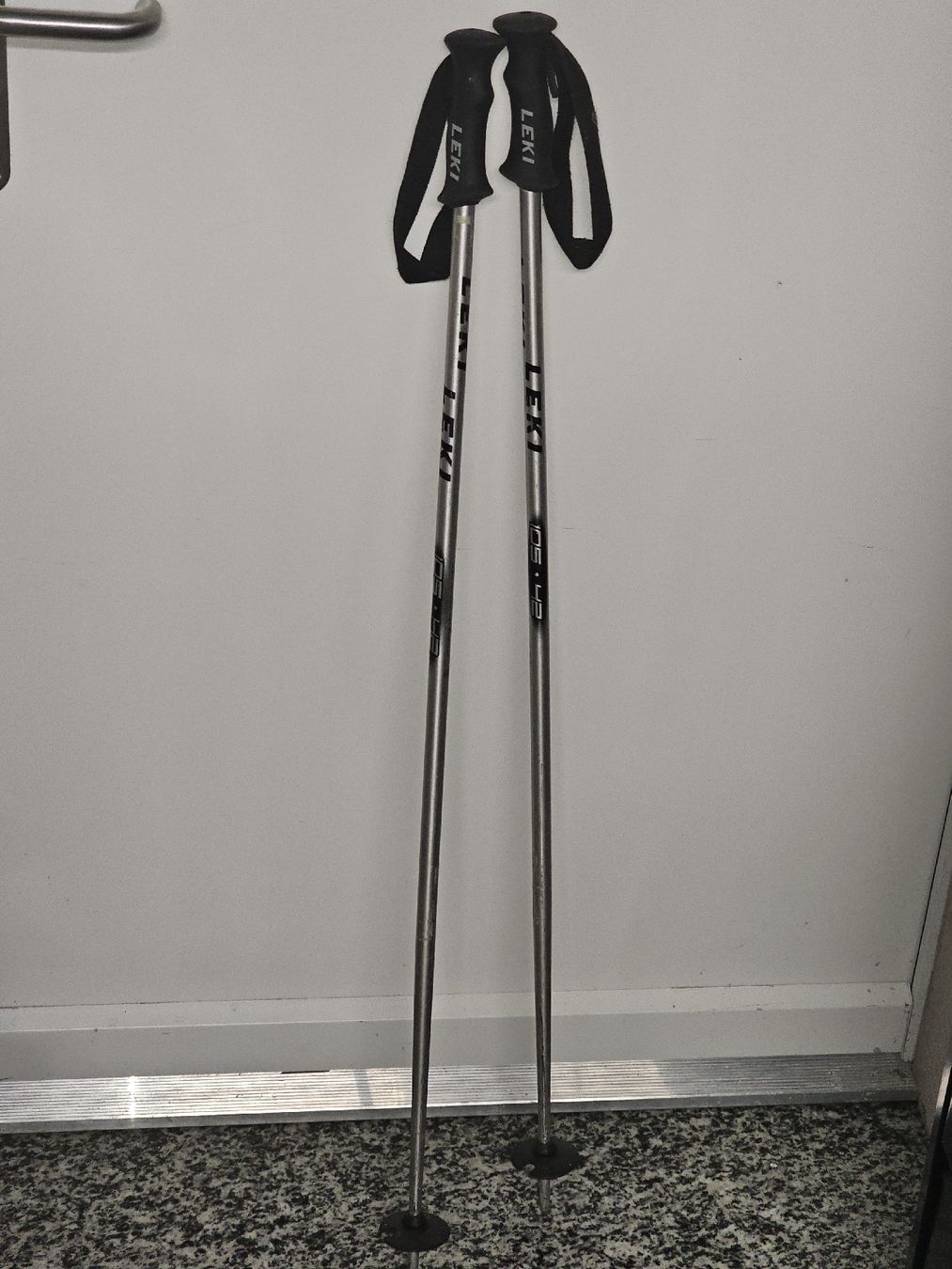 Leki Bastoncini da sci: Bâtons de ski Leki 105 cm bon état – Usato da Bulle venduto da Bflowx