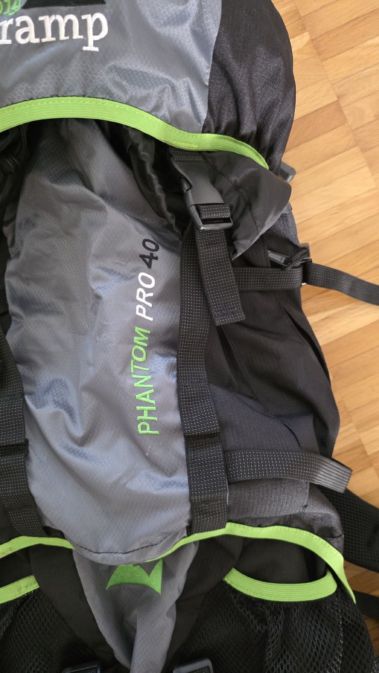 Zaini: Wanderrucksack Big Tramp Phantom Pro 40 schwarz grau  – Nuovo (secondo la descrizione) da Greifensee venduto da 08monika 1