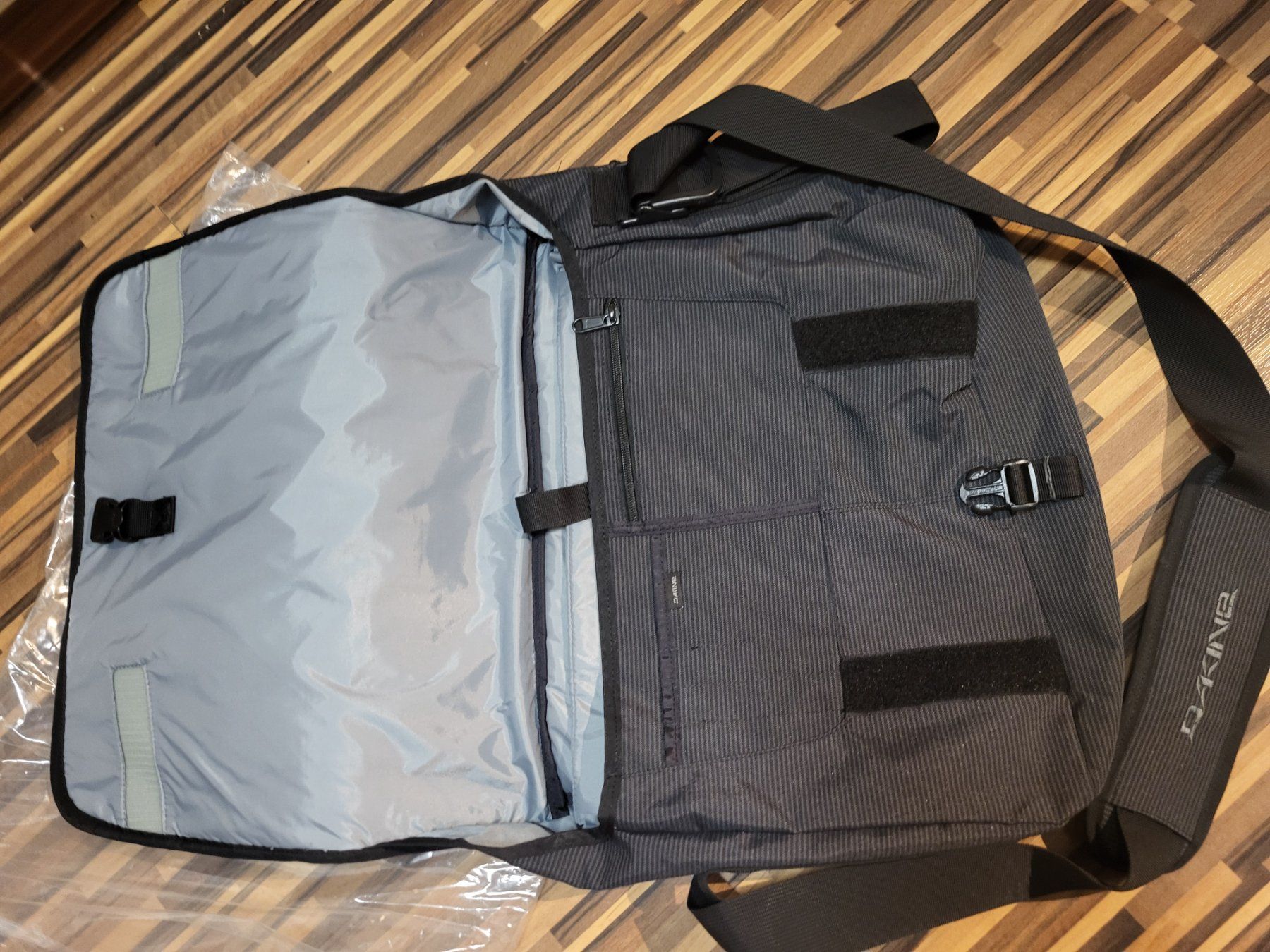 Dakine Taschen: Dakine Laptop Tasche 22 Liter – Neu und originalverpackt aus Goldach von Fuchour 3