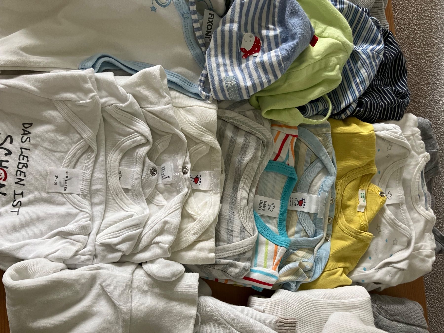 Lotti di vestiti: Kleiderpaket neutral 62 (34-teilig) – Usato da Chur venduto da steffeli04 2