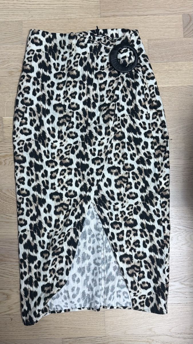 Zara Gonne: Jupe Zara léopard taille XS neuve – Usato da Cham venduto da Ezhdoll
