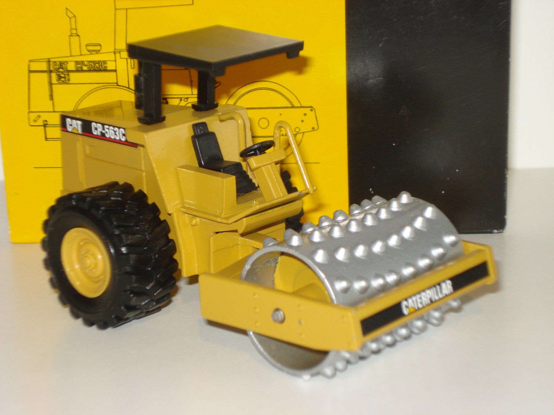 Caterpillar Kit di modellismo & Modellini statici: CAT CP 563 C Walzenzug – Nuovo (secondo la descrizione) da Mitlödi venduto da worker04 4