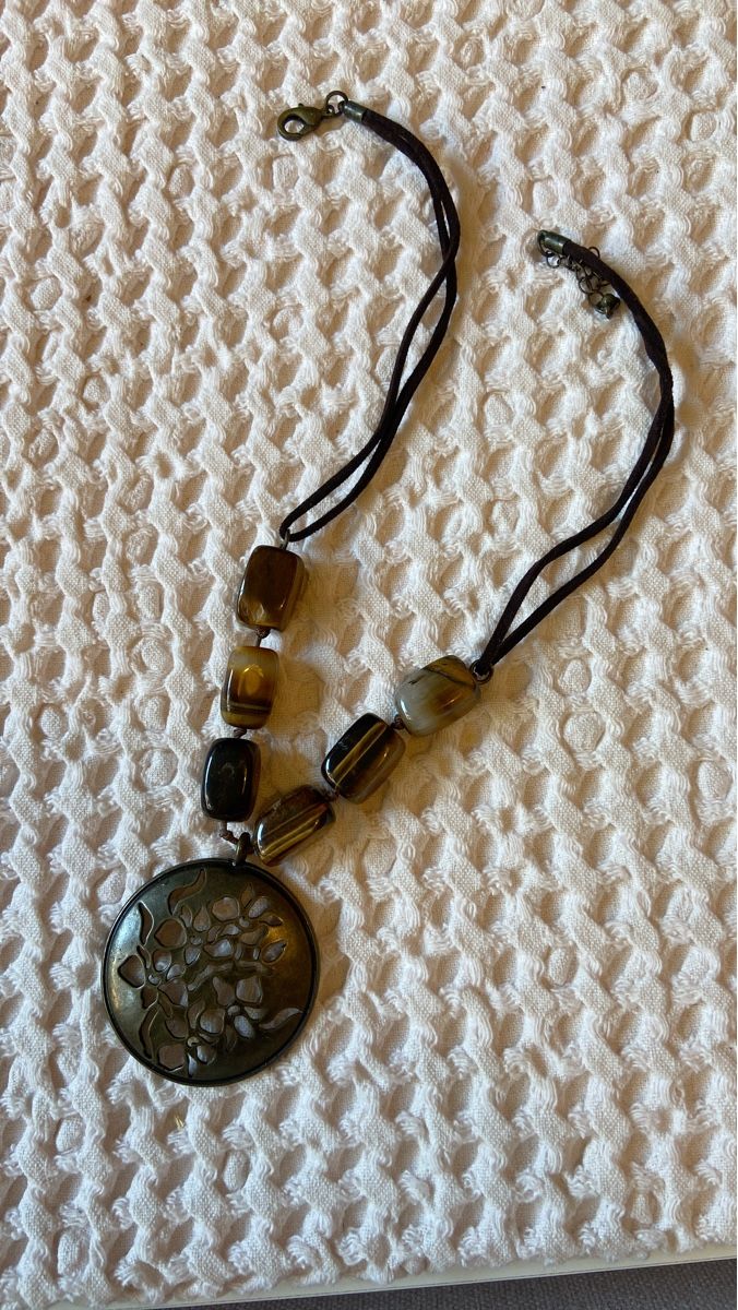 Catenine: Collier avec pendentif rond et perles marron – Usato da Bouveret venduto da lescopinesdabords