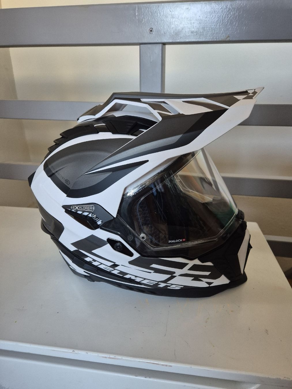 Caschi & visiere: Casque moto Explorer Plus blanc noir gris taille L – Nuovo (secondo la descrizione) da Sissach venduto da Dwilson0