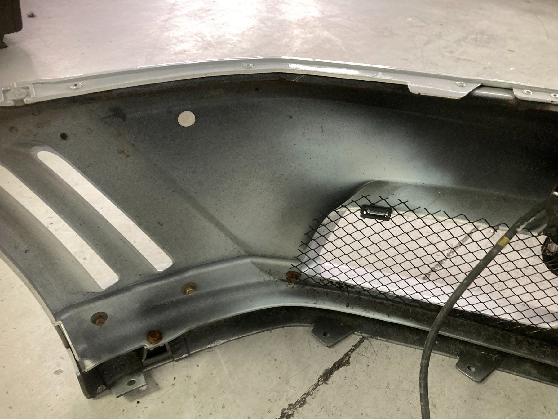 Tutti pezzi di ricambio auto: Mitsubishi Lancer EVO 7 Stossstange Vorne Silber – Usato da Cham venduto da WB2223 6