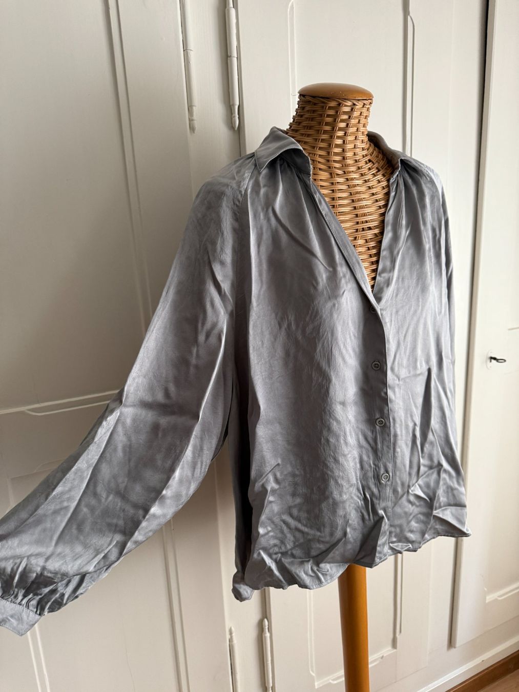 Camicette: AMERICAN VINTAGE - Satin Bluse grau M/L – Usato da Zürich venduto da Diazaio 1