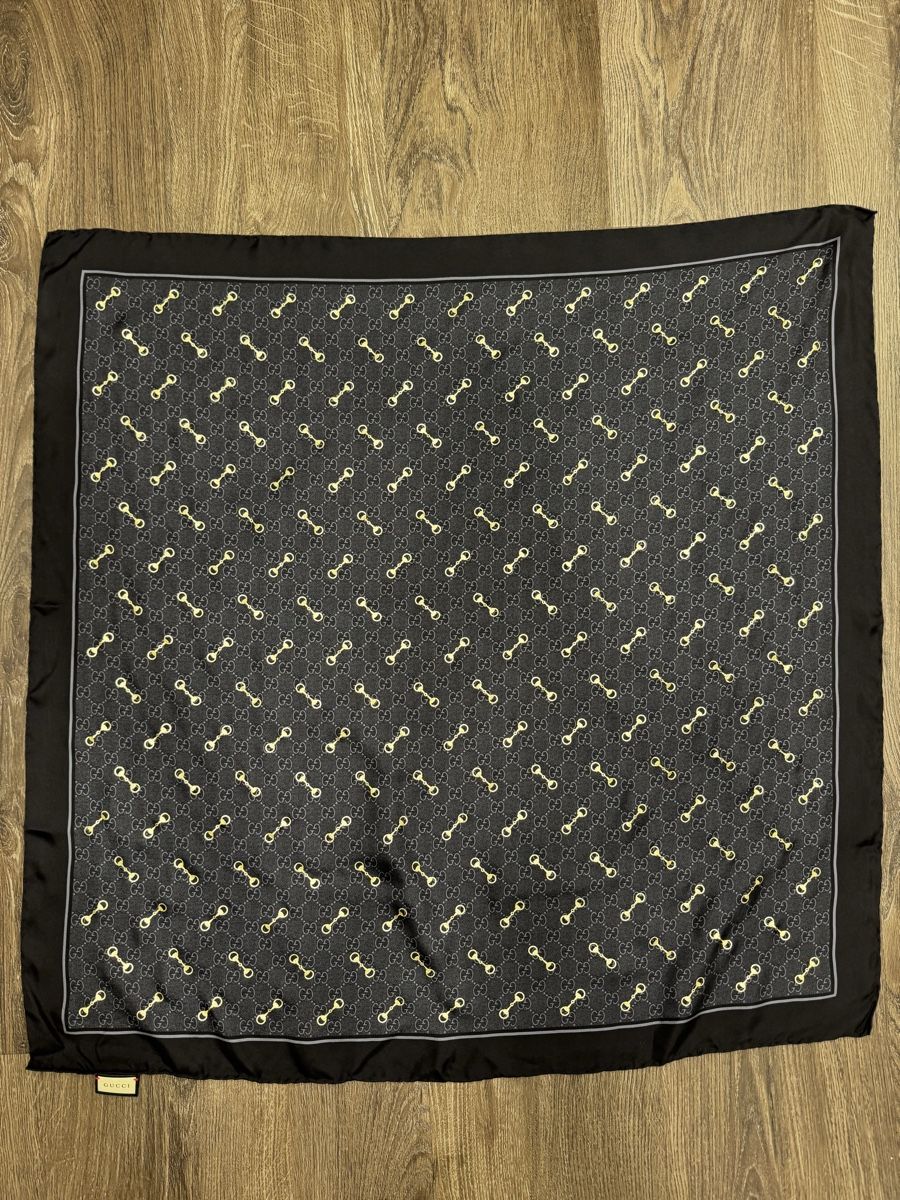 Gucci Foulards & écharpes: GUCCI Scarf Logo Pattern Silk,black, new 90cm – Neuf (Voir description) à Thonex par Lux_brands01 3