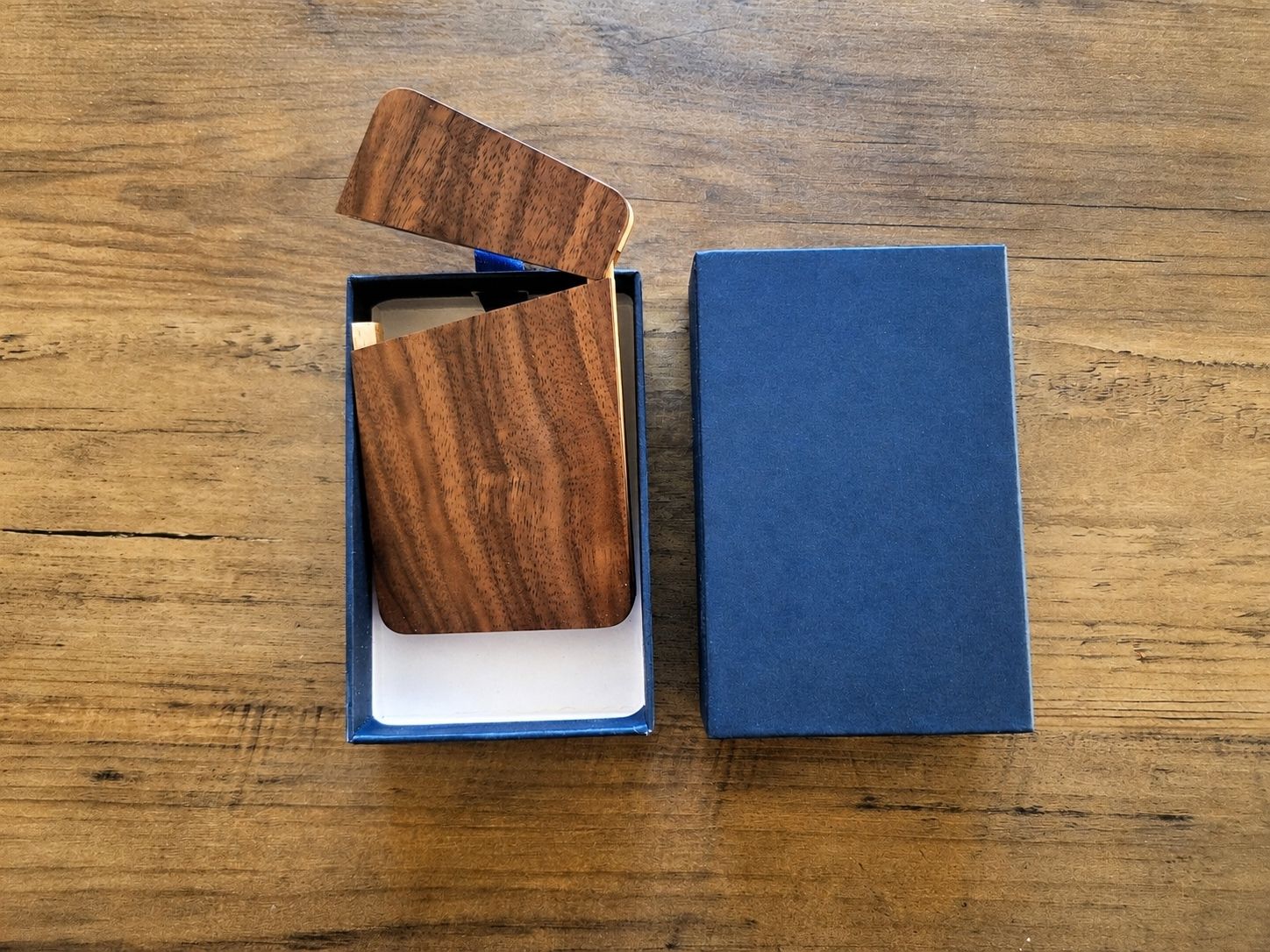 Brieftaschen: Wooden Card Holder with Magnetic Closure – Neu (gemäss Beschreibung) aus Basel von Russell.G