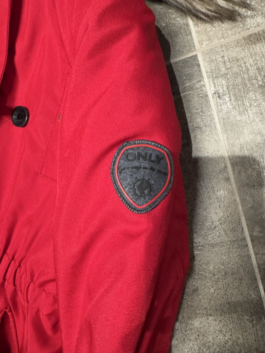 Only Giacche: Rote Winterjacke mit Kunstfellkapuze – Usato da Sempach venduto da Chanti__ 5