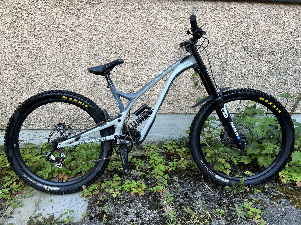 Commencal Biciclette: Commencal Supreme DH V4 – Usato da Winterthur venduto da inlex