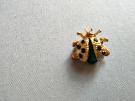 Brosche Marienkäfer goldfarben mit grünen Steinen neu