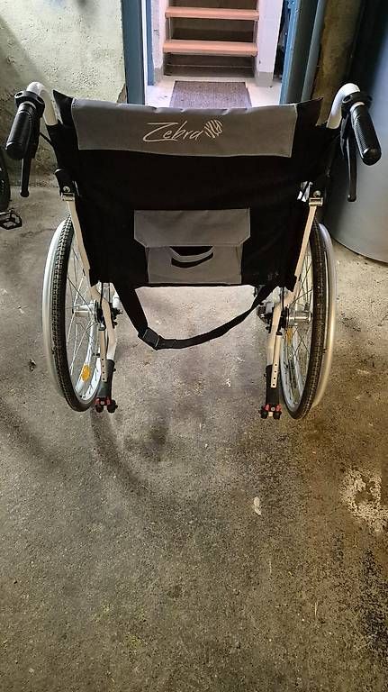 Sedie a rotelle: Rollstuhl ZEBRA inkl Schlupfsack plus Rollator – Usato da Bichelsee venduto da Achso 1