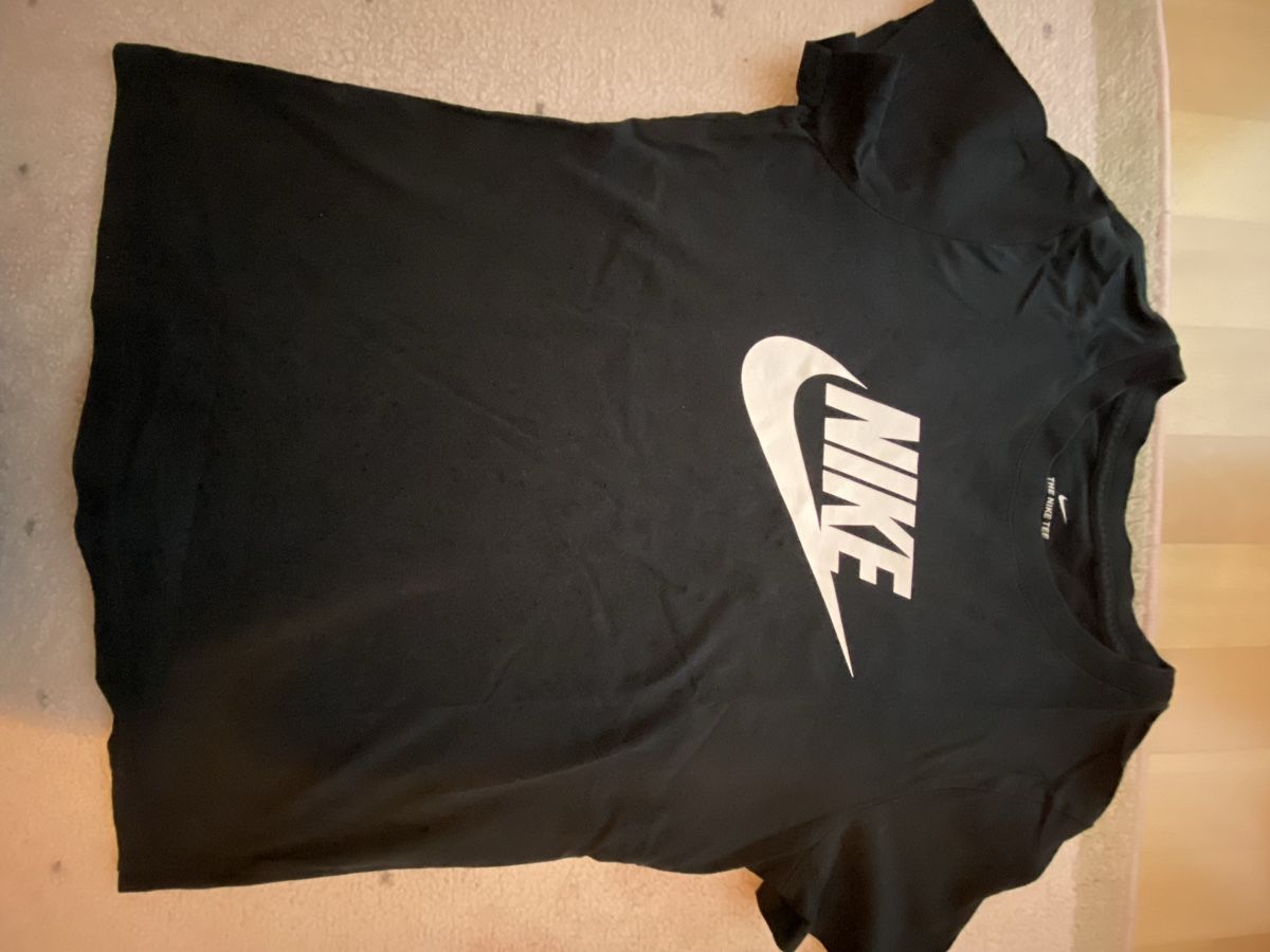 Nike T-shirt: T-Shirt Nike schwarz Grösse M  – Usato da Merlischachen venduto da aly_9ncj