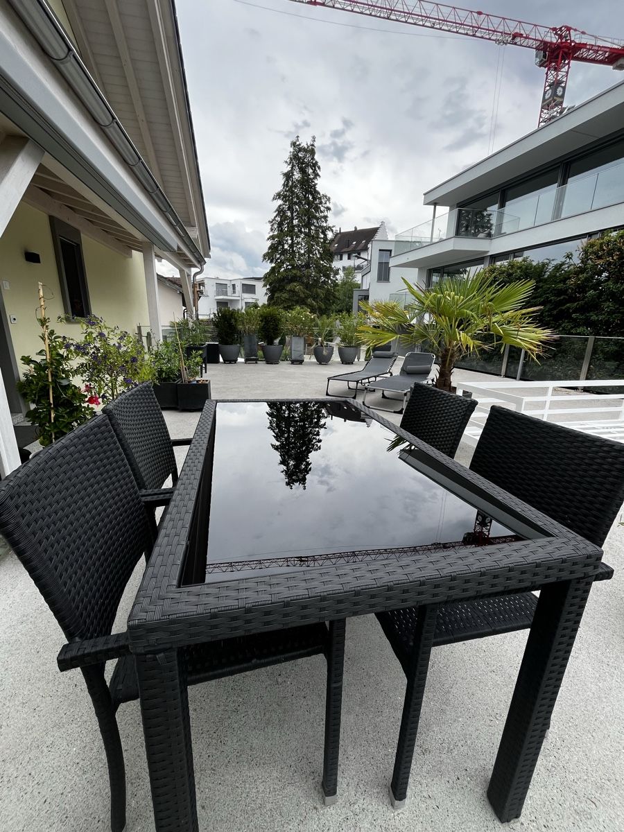 Set di tavolo e panche: Gartenmöbel-Set, 1 Tisch mit Glasplatte, 4 Stühle – Usato da Wollerau venduto da Garten1957