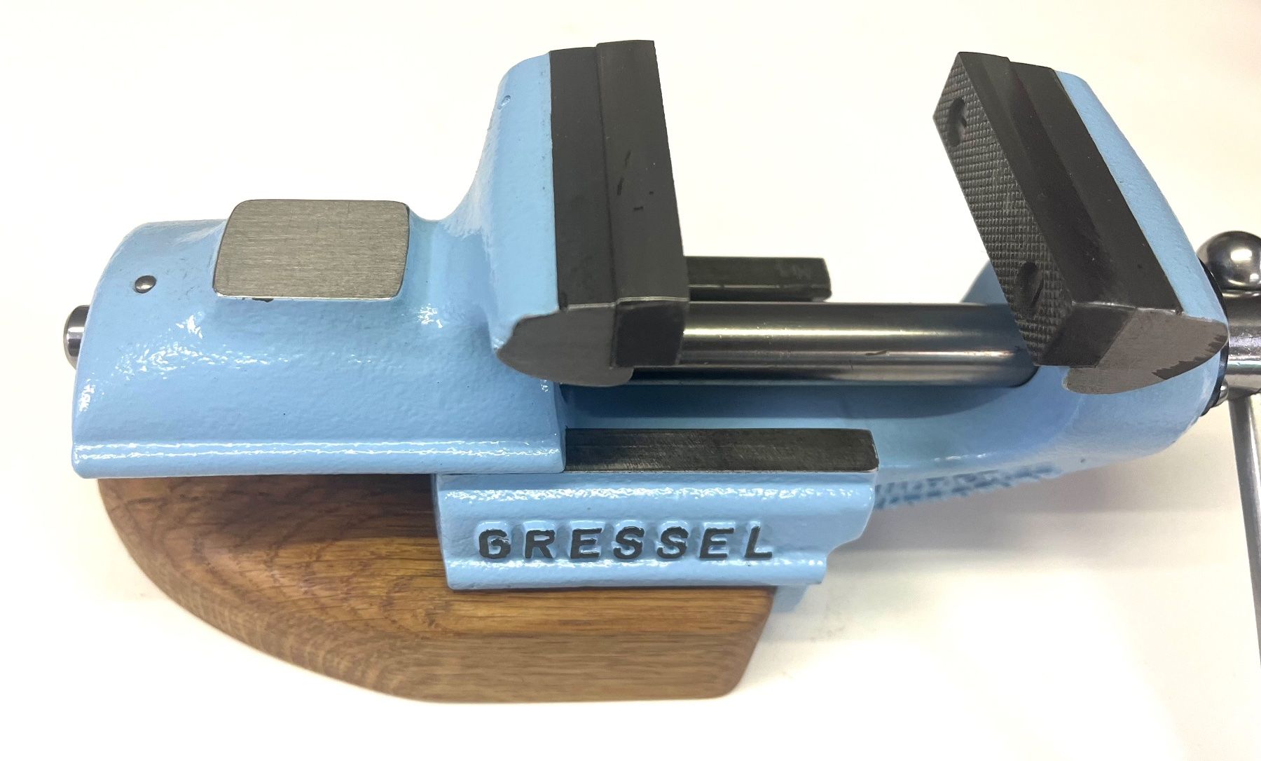 Gressel Tutti gli attrezzi: Gressel-Schraubstock, auf Holzsockel, Versand möglich – Usato da Untervaz venduto da Xun 7