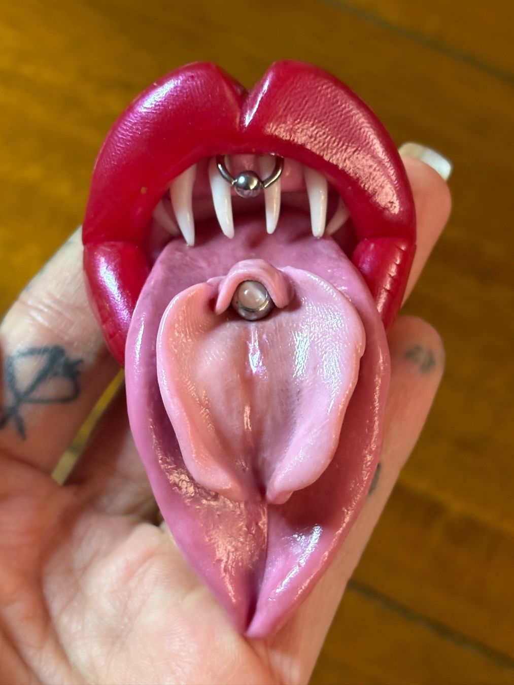 Statuette: Sofie’s World Pussy Eater Magnet – Nuovo (secondo la descrizione) da Erlinsbach SO venduto da sofieee