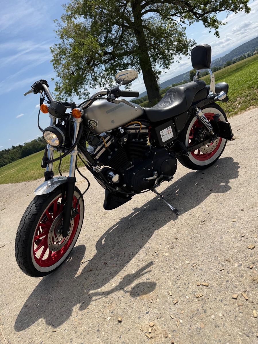 Harley-Davidson Strasse: Harley Davidson  – Gebraucht aus Rueyres-les-Prés von osm_6ncr