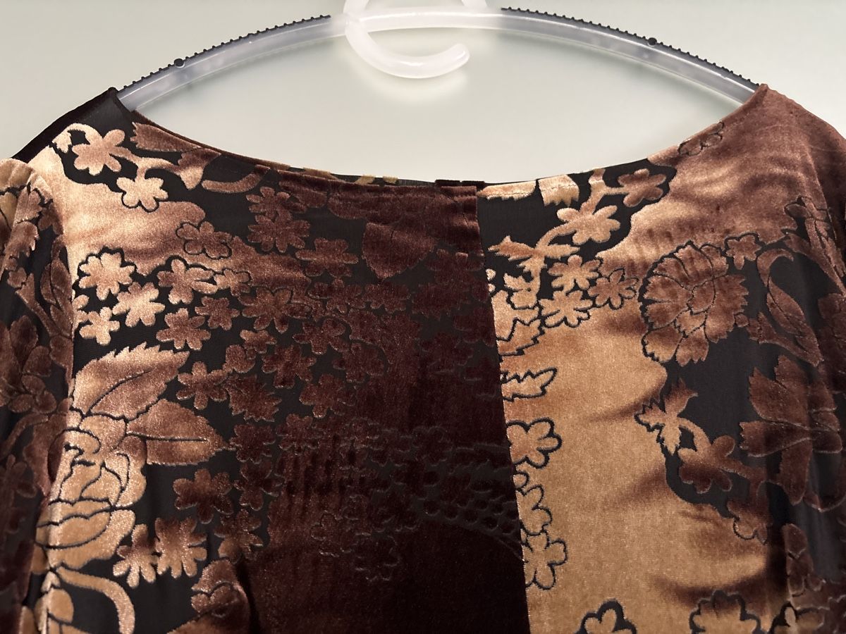 Vestiti: Elegantes Samtkleid mit Blumenmuster, Grösse M – Nuovo (secondo la descrizione) da Hendschiken venduto da Uraniali 3