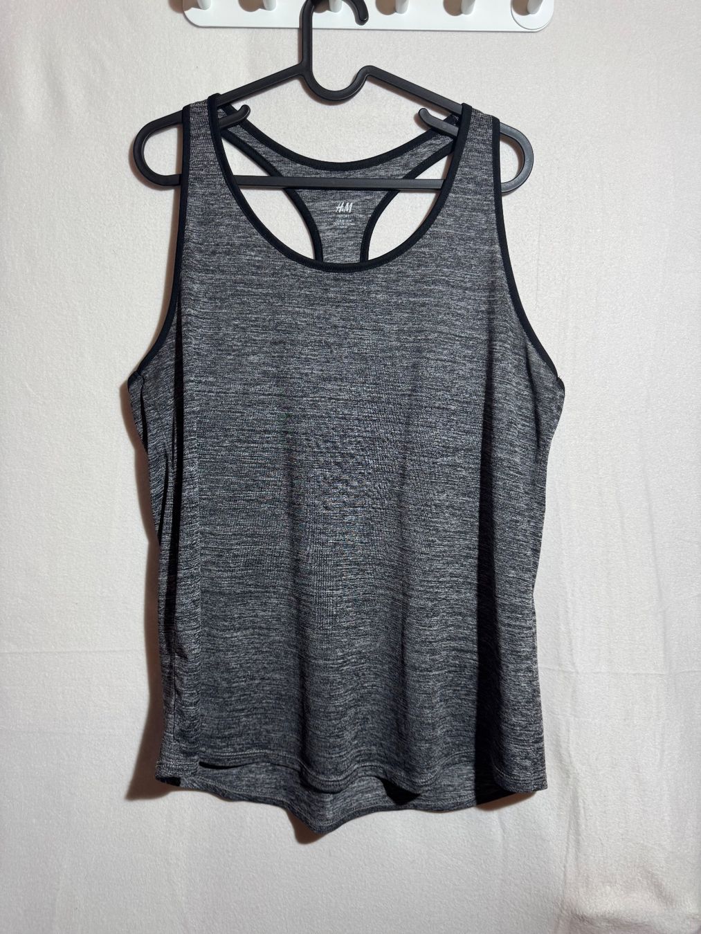H&M Tops: Graues Tanktop von H&M Gr. M – Gebraucht aus Grosswangen von SALE_SALE_SALE
