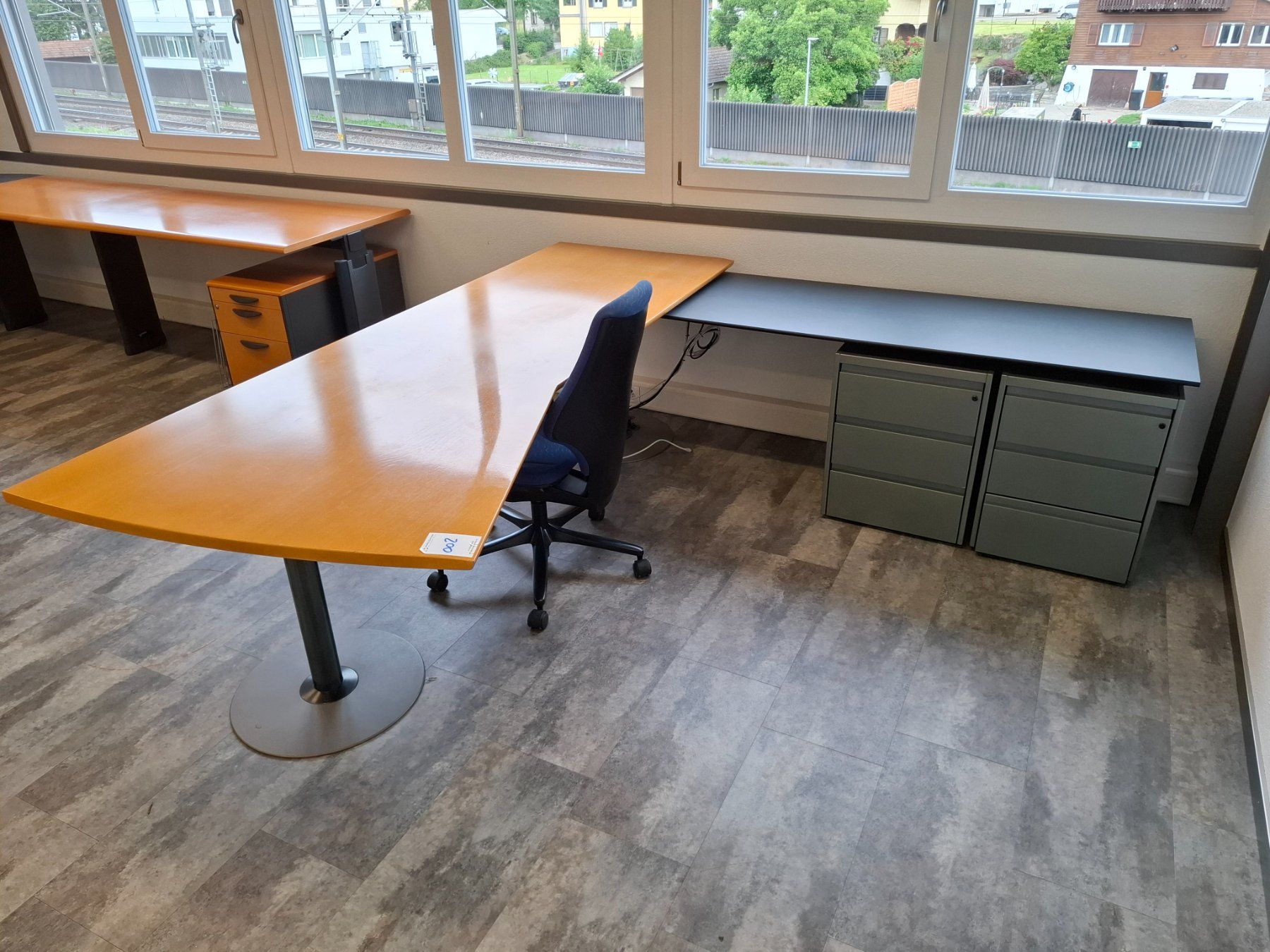 Scrivanie: 002 Eckbürotisch mit 2 Korpusse und Bürostuhl – Usato da Derendingen venduto da Meisterstuecke