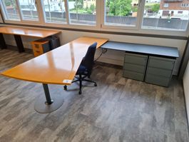 002 Eckbürotisch mit 2 Korpusse und Bürostuhl