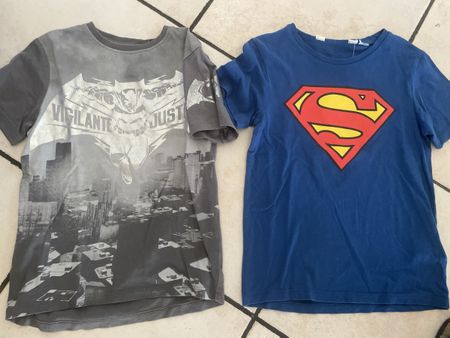 2 coole H&M T-Shirts Gr.122/128 Batman Superman blau gra