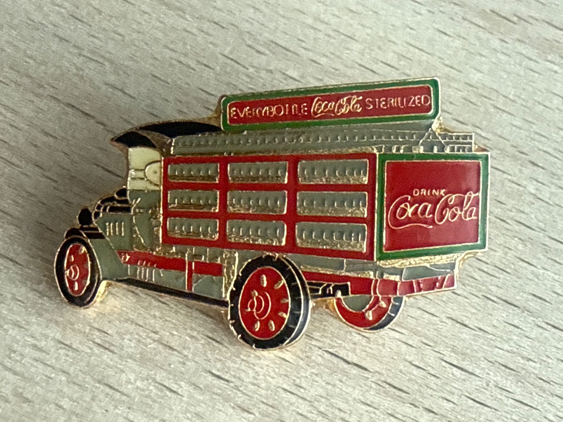 Coca-Cola Placchette & Badge: Pin Coca-Cola Lastwagen – Usato da Glattbrugg venduto da Schweigmatt