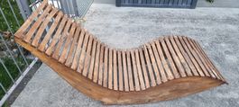 Gartenliege aus Holz geschwungen gebrauchter Zustand