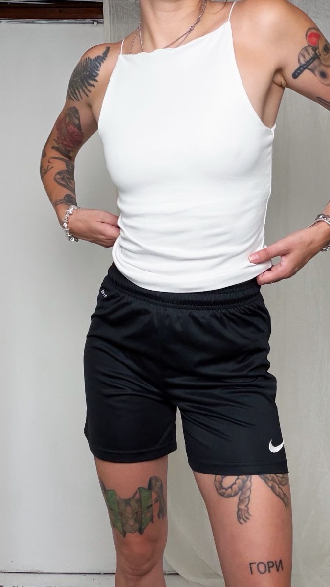 Nike Pantalons: Nike black shorts with white swoosh  – D'occasion à Knonau par Grapesvintage 1