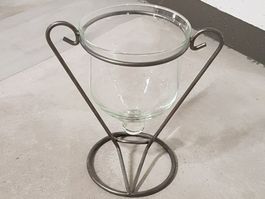Glas-Schale in dekorativen Metallständer