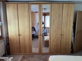 Kleiderschrank aus Erlenholz 