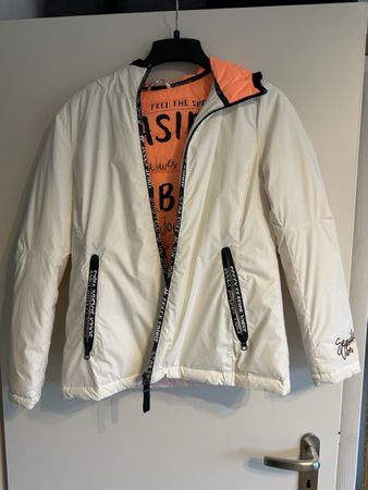 Trendige, weisse leichte Winterjacke, neuwertig!