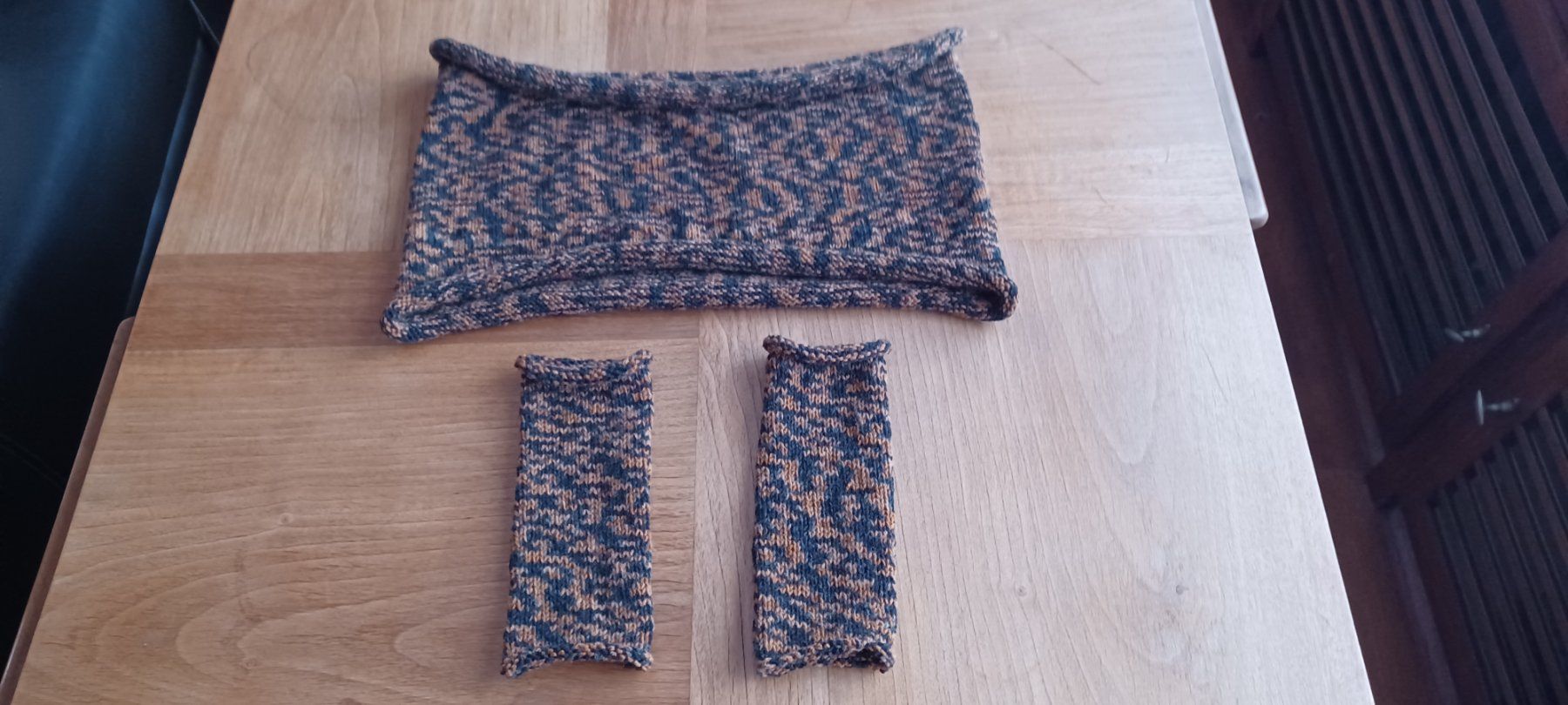 Sonstige Kleidung & Accessoires: Nacken- und Pulswärmer - handgestrickt – Neu (gemäss Beschreibung) aus Menziken von Nikkimcanton