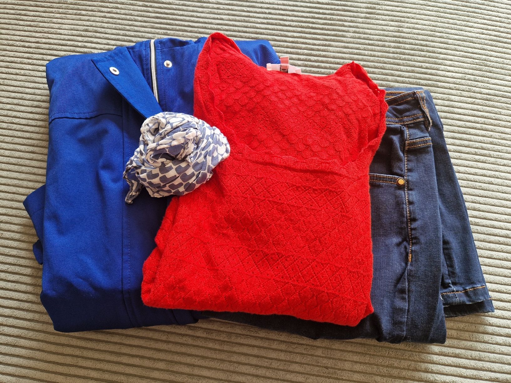 Lotti di vestiti: Kleiderset blau/rot – Usato da Wilen (Sarnen) venduto da Ponok