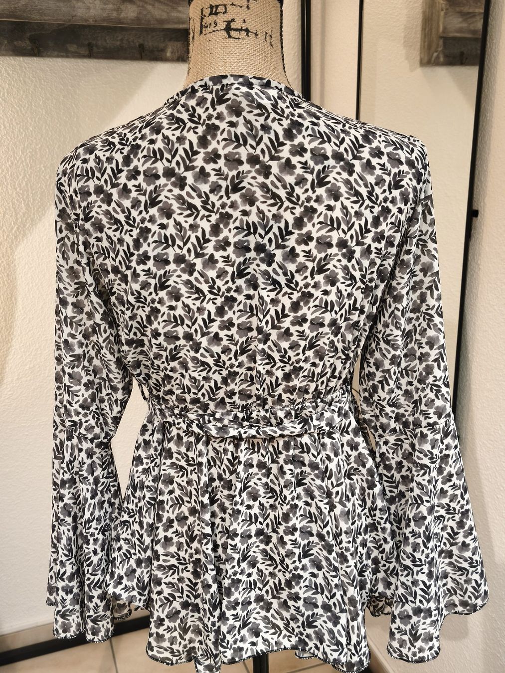 Camicette: Damen Bluse schwarz weiss Blumenmuster mit Bindegürtel – Nuovo (secondo la descrizione) da Emmetten venduto da SecondhandSiska 2