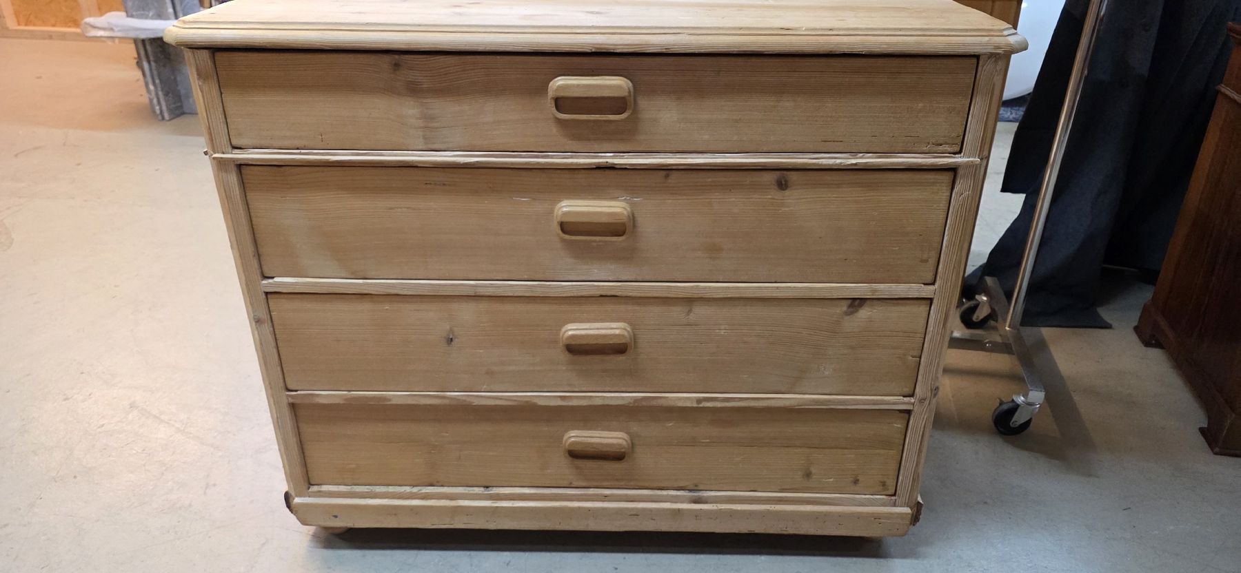 Commodes: Kommode Kiefernholz 4 Schubladen  – D'occasion à Wittenbach par gruezi-schwiz