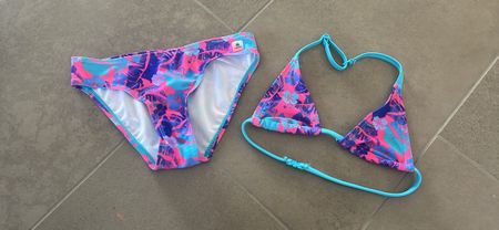 Sommerlicher Bikini mit Blumenmuster, Gr. 116
