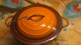 Ein Bräter Rund Klein Guss Orange farbig mit Bezeich. Blau