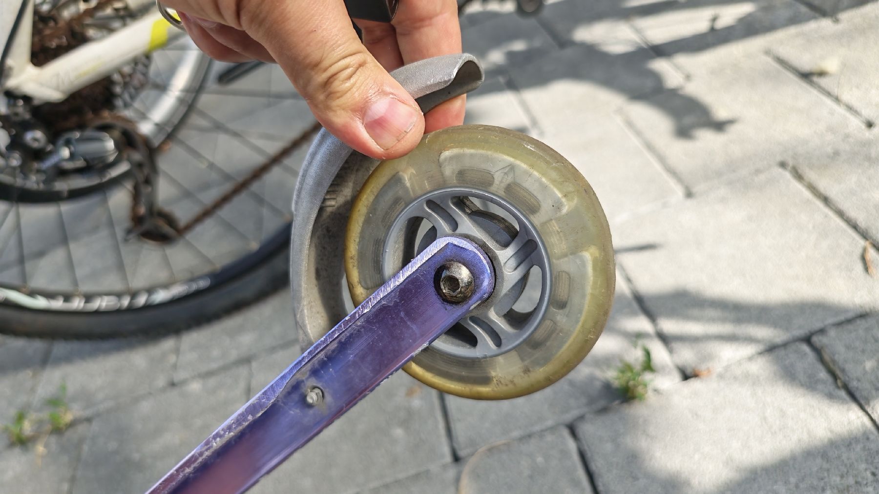 Micro Kickboard: Micro Roller - Scooter lila mit Gebrauchsspuren – Usato da Wetzikon ZH venduto da ybu_5wvm 2