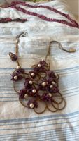 Collier fantaisie fleurs et perles couleur or et prune