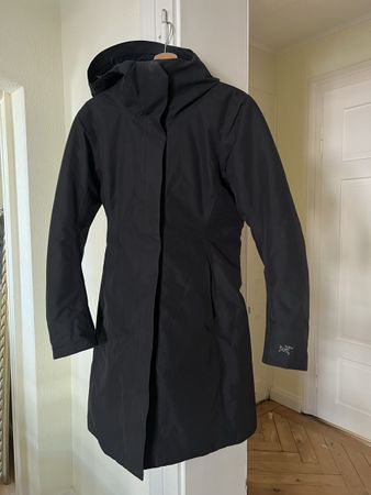 Neuer Arc'teryx Daunenmantel schwarz Gore-Tex M