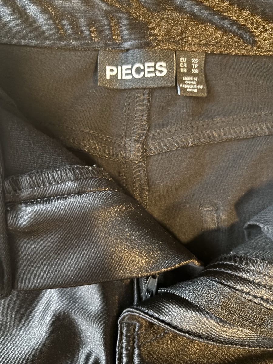 Pieces Hosen: Pieces schwarze glänzende Hose Gr. XS – Gebraucht aus Meierskappel von Mial_2 1