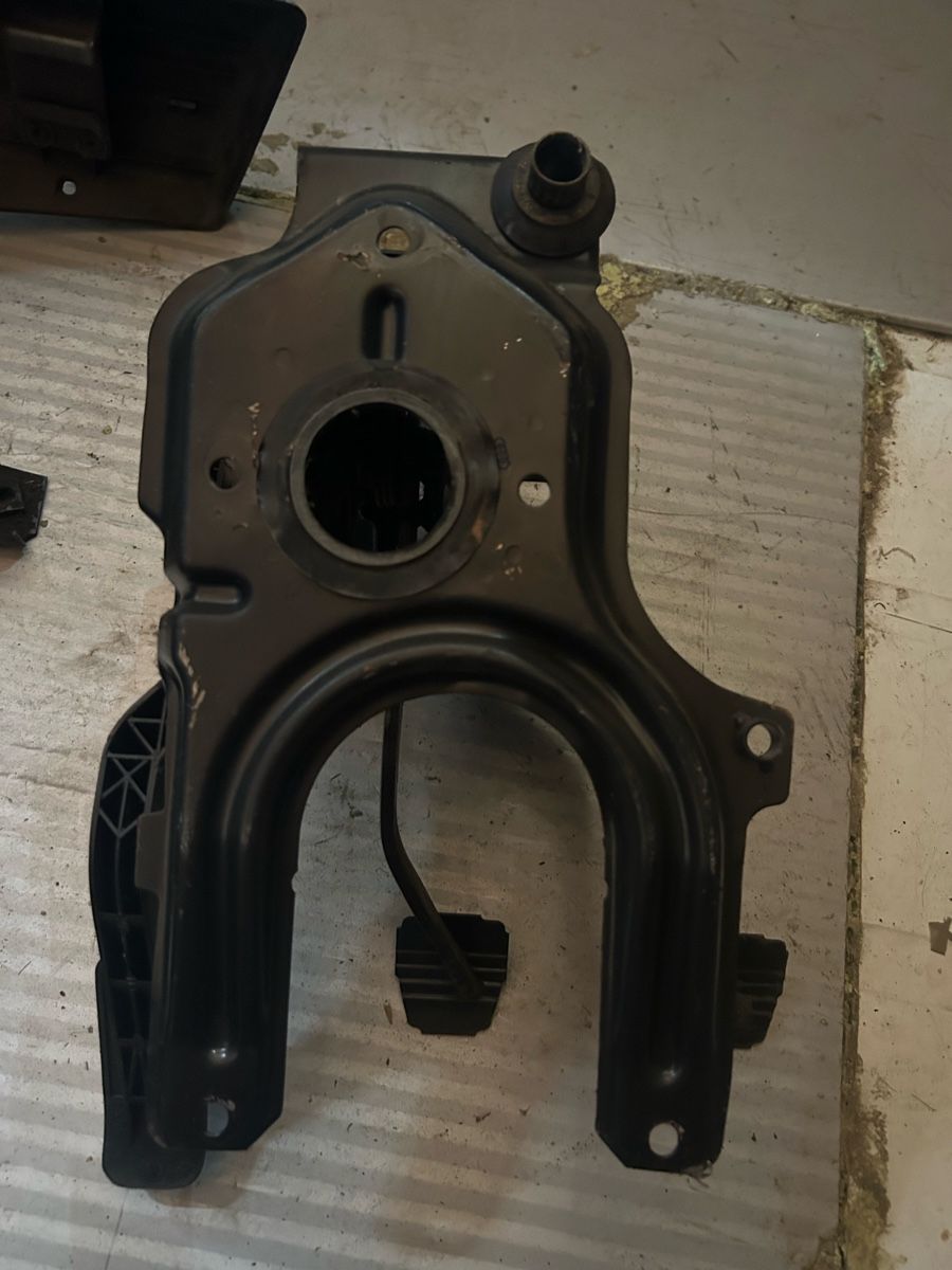 VW Tutti pezzi di ricambio auto: Golf2 Pedalerie – Usato da Gampelen venduto da ste_r6hj 3