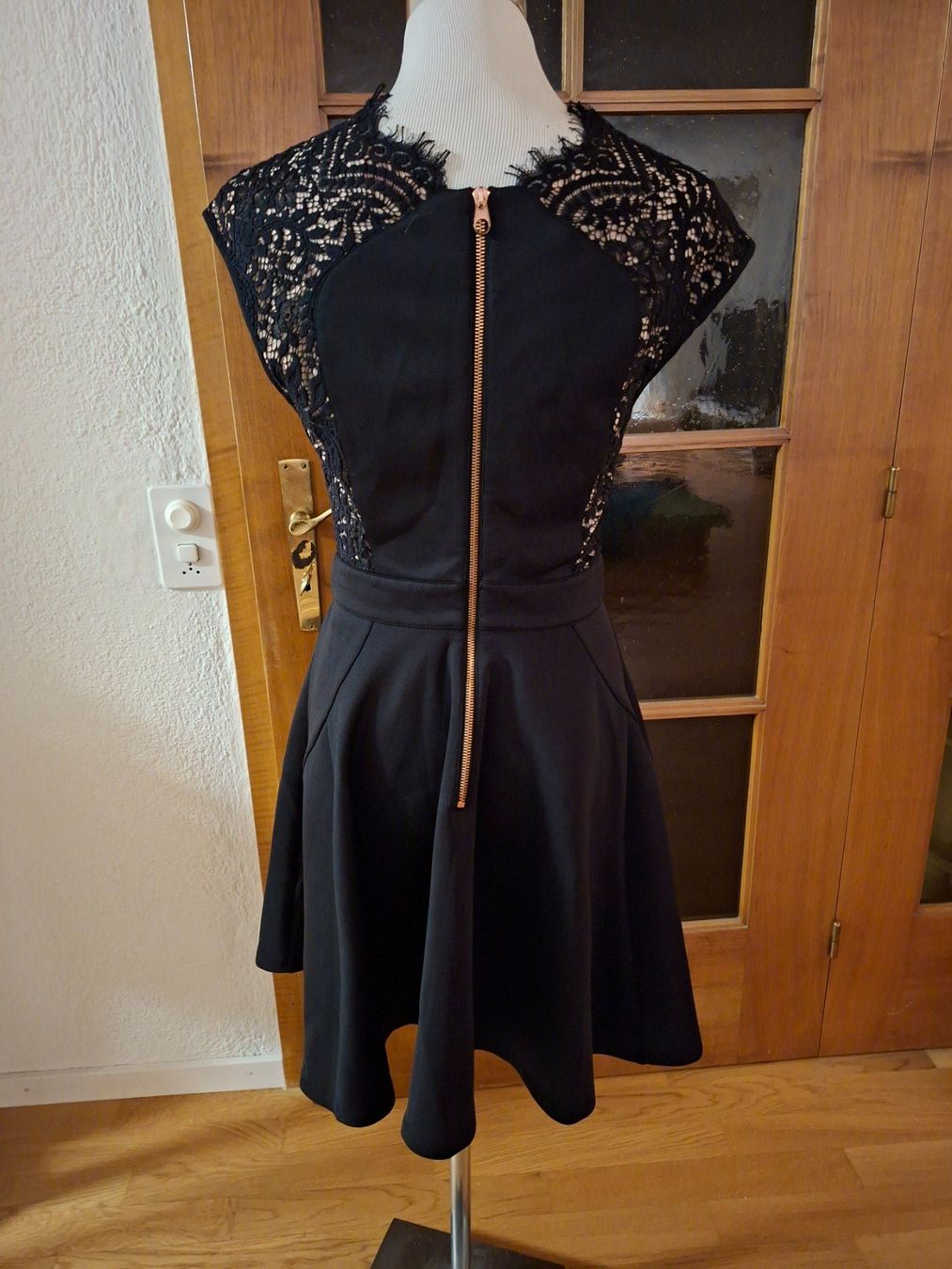 Ted Baker Vestiti: Ted Baker Kleid – Nuovo (secondo la descrizione) da Unterentfelden venduto da hofa01 1