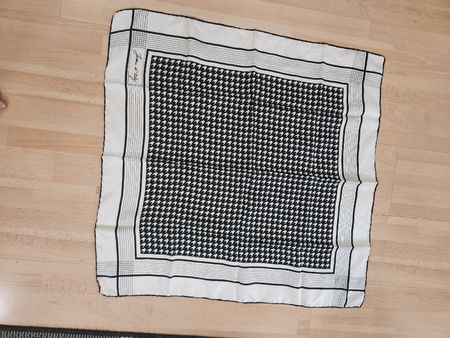 Foulard  soie Jean d'Orly motif pied-de-poule noir et blanc