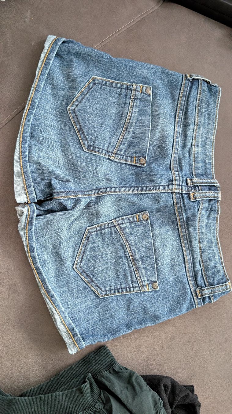 Jeans: Jeans Shorts – Gebraucht aus Landquart von raa_g5ms 1