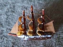 Wunderschönes Segelschiff aus Holz fürs Puppenhaus-Stube