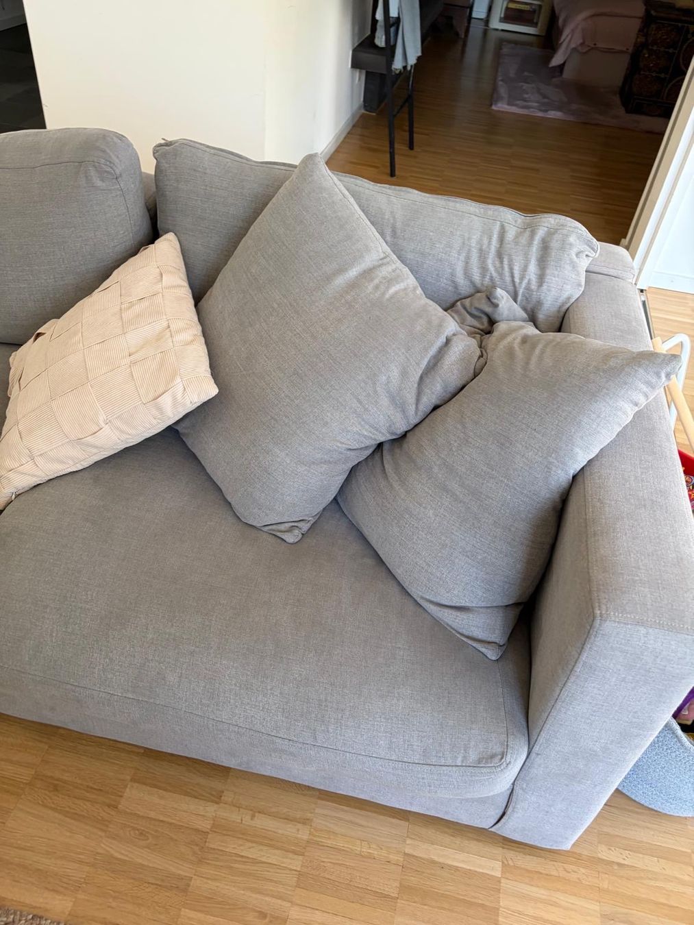 Divani: Gemütliches graues Sofa mit Kissen – Usato da Küsnacht ZH venduto da eme_mbq5 1