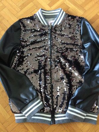 Veste à paillettes et manches en cuir synthétique taille 152
